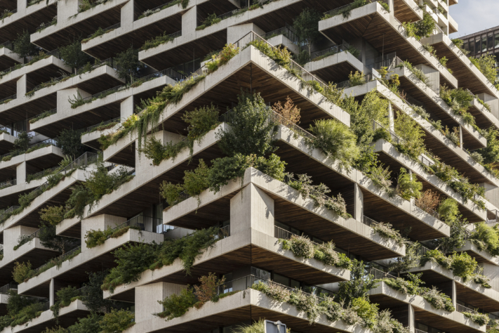 Naast de buitenkant besteedden we ook veel aandacht aan de binnenkant: de kwaliteit van de woningen. We bouwen immers niet alleen een icoon voor Utrecht, maar vooral ook een fijne plek om te wonen. Goed ingedeelde woningen, in alle categorieën (midden)huur en koop, zijn voor ons een must. Het dakpark met restaurant, de gym, horeca met gezond eten en verschillende andere faciliteiten zijn voor bewoners en bezoekers.